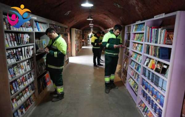 Trabajadores del servicio de basura crean biblioteca con libros que son desechados