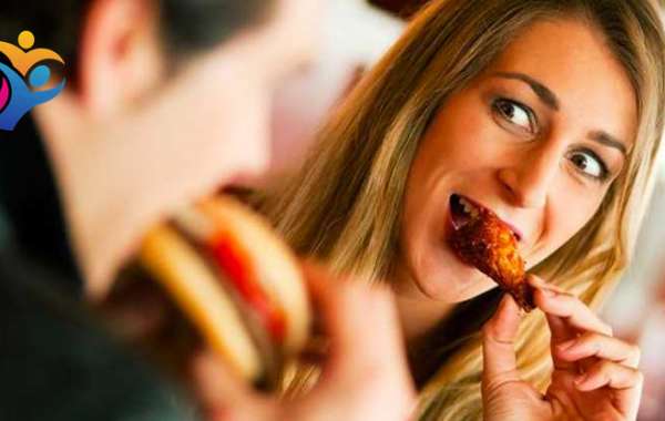 Muchas mujeres aceptan citas solo para comer gratis, revelan psicólogos