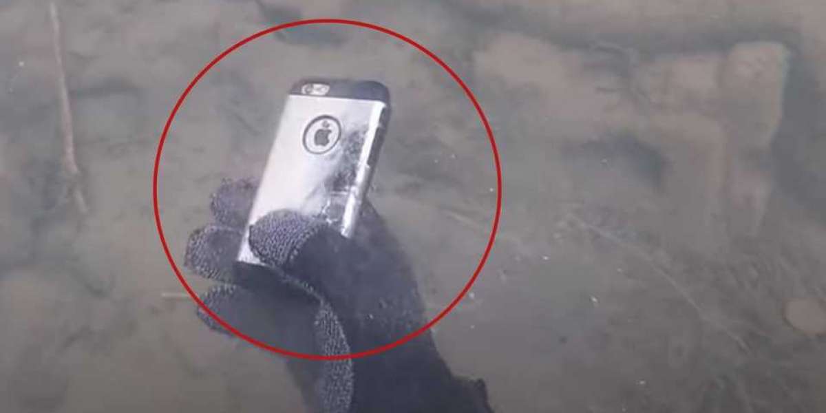 ¿El iPhone es resistente? Un buzo encuentra un 'iPhone 11' de Apple en el fondo de un lago; y aún funcionaba.