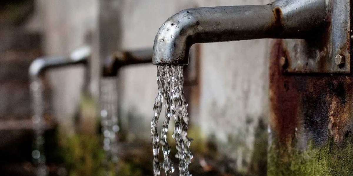 Inventor crea una máquina que recolecta agua potable "del aire" hasta 70 litros al día